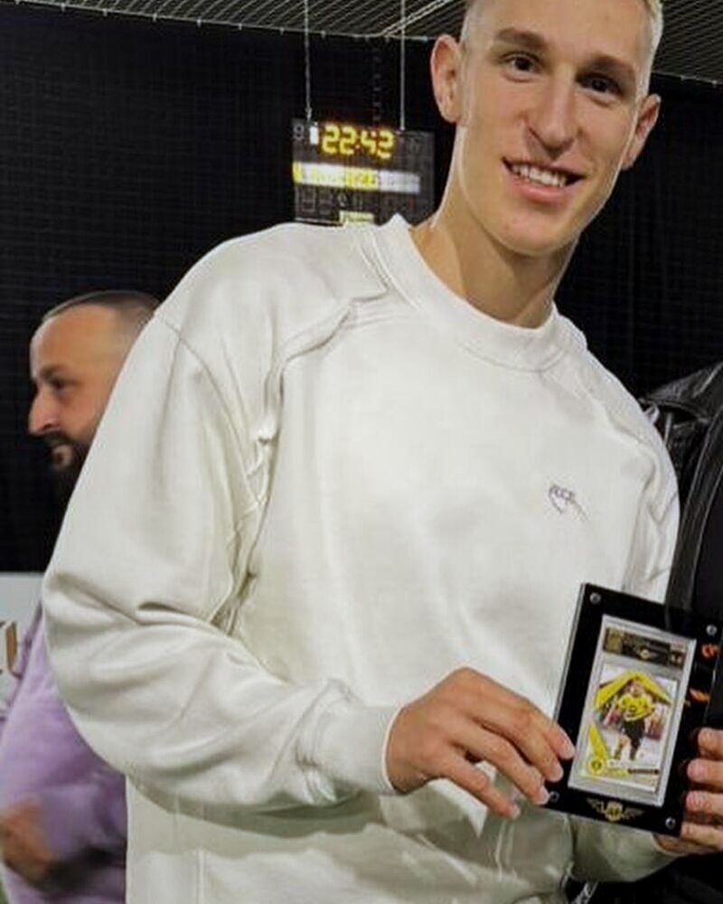 Bundesliga professional Nico Schlotterbeck (Borussia Dortmund) with his trading card graded by AP Grading in an AP slab